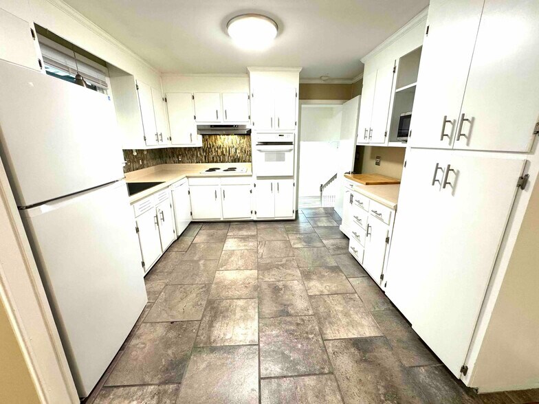 Building Photo - 5011 Suter Dr
