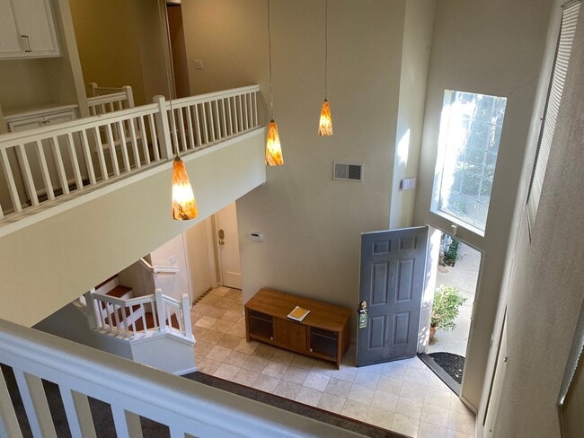 Building Photo - Spacious Antioch 3 bedroom, 2.5 bathroom end unit duet situated at the end of quiet cul de sac! W...