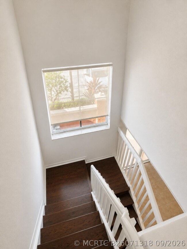 Building Photo - 906 SW 143rd Ave