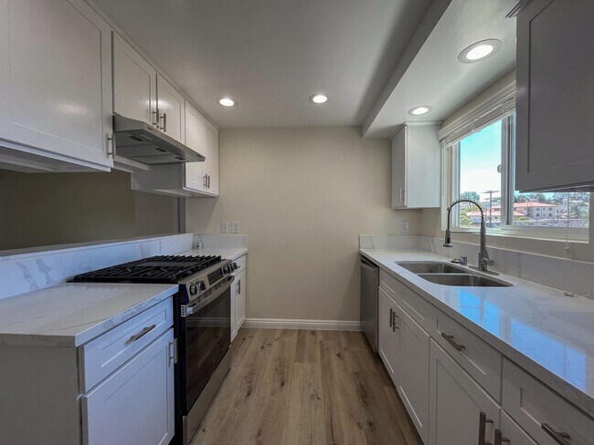 Interior Photo - 311 W Palm Ave