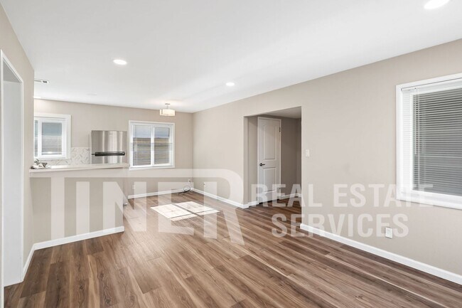 Building Photo - Tahoe Park 2 Bedroom Duplex