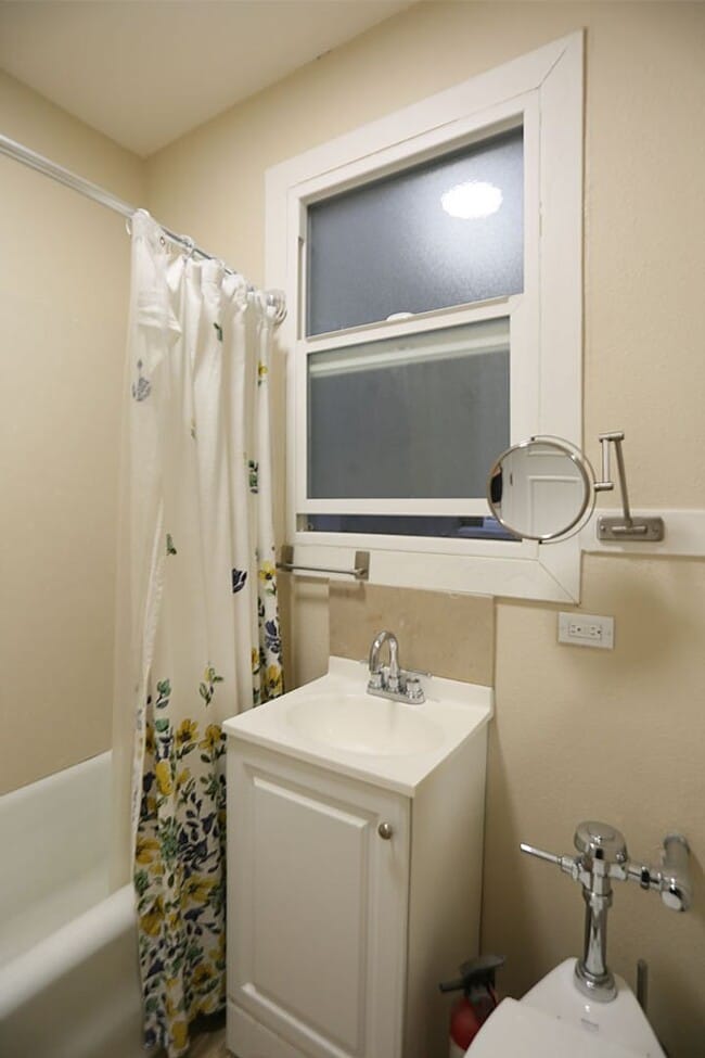 Building Photo - Spacious floor studio in Central Richmond,...