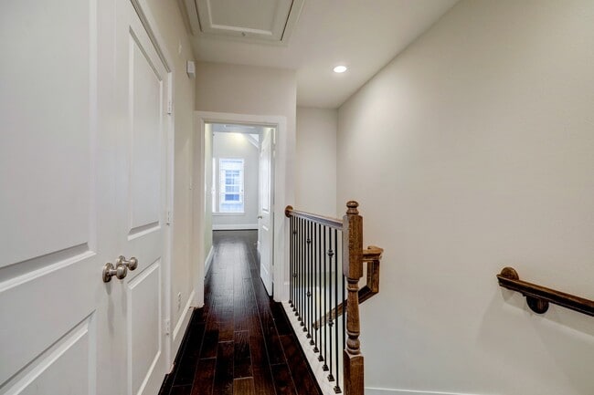 Building Photo - 726 N Shepherd Dr