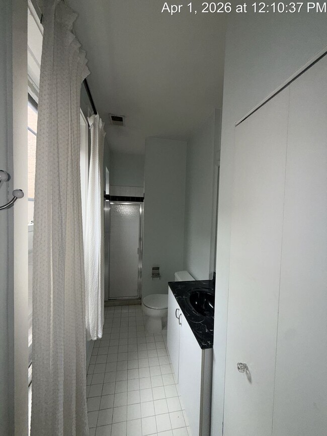 Building Photo - Stunning Top Floor 2 Bed, 2 Bath Condo Just Steps to the Lake