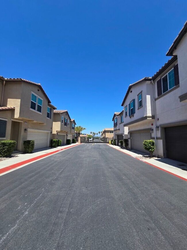 Building Photo - 3-Bedroom Home in Gated Community with Mod...