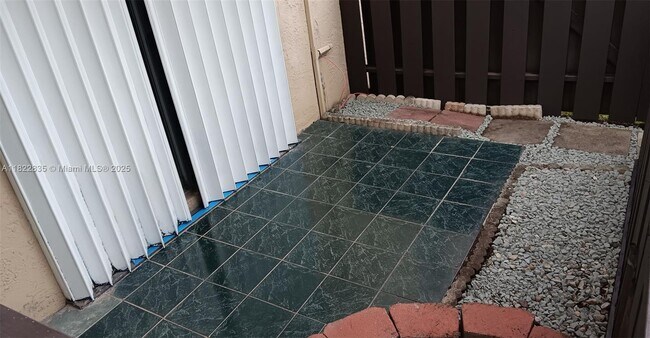 Building Photo - 10790 N Kendall Dr