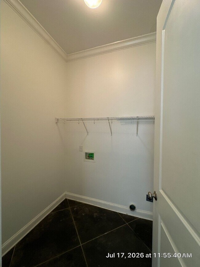 Building Photo - Charming 4 Bedroom Townhouse with 2 Large Suites