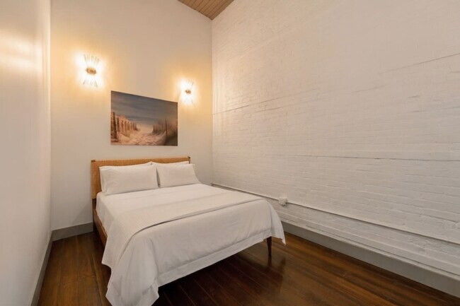 Building Photo - 21 E 15th St