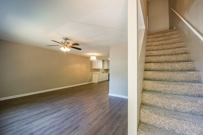 Building Photo - Gorgeous 4 BR 3 BA Town House Right By FSU and TCC!