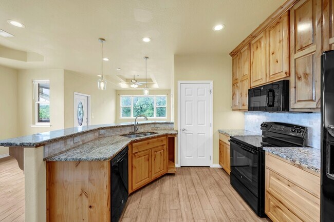 Building Photo - 623 Skyline Dr
