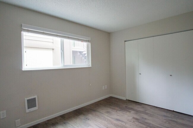 Building Photo - Spacious Ground-Floor One-Bedroom in Desir...