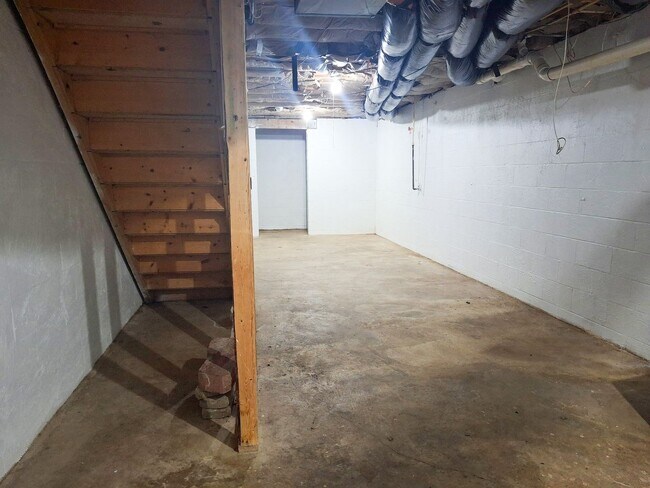 Building Photo - 4 Bed / 2 Full Bath House with Brand-New Kitchen, Attached Garage, and Full Basement - Built 2001