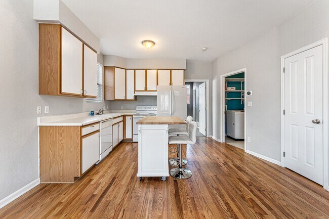 Building Photo - Lovely Townhome with A Garage and Central AC!
