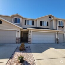 Building Photo - Townhome in Central Cedar