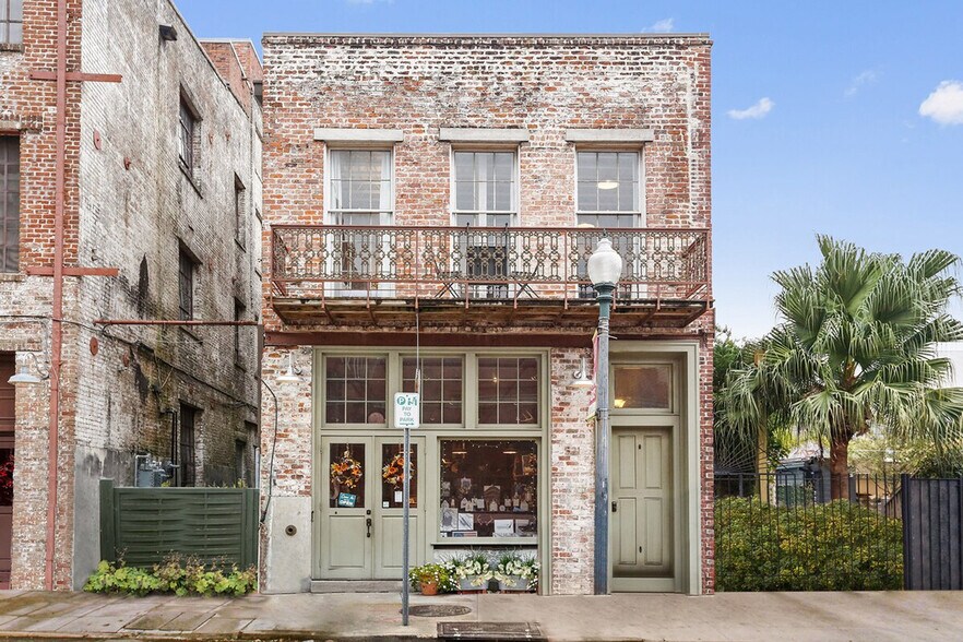 Building Photo - 801 Magazine St