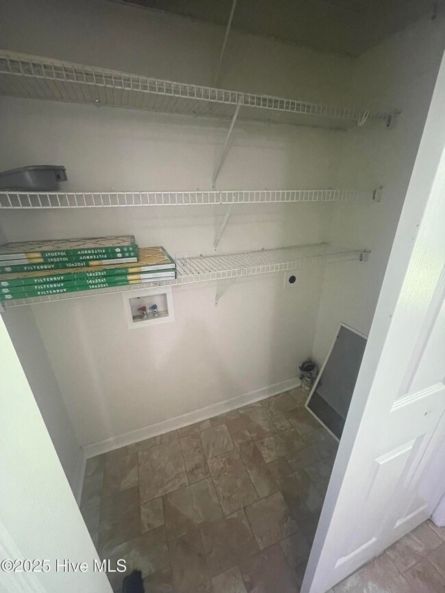 Building Photo - 300 Pinegrove Ct