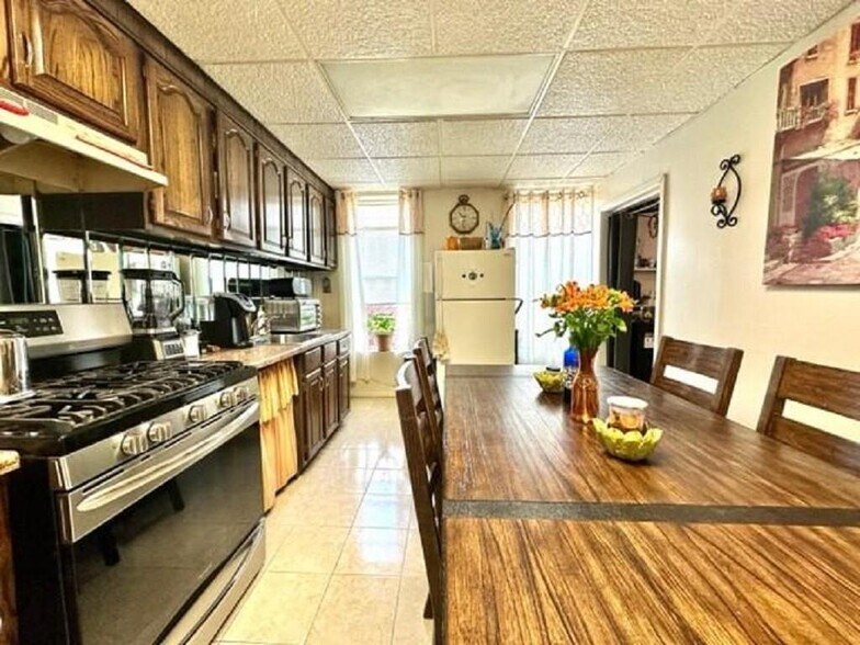 Building Photo - 599 Carroll St