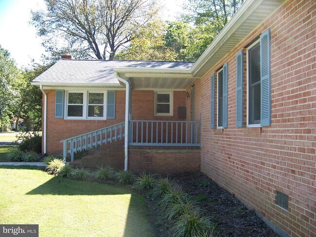 Building Photo - All One Level Living La Plata