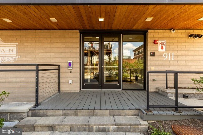 Building Photo - 911 2nd St NE