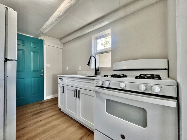 Building Photo - 422 Towner Ave NW