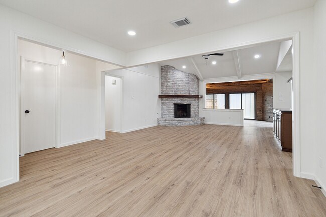 Building Photo - 9719 Springmont Dr