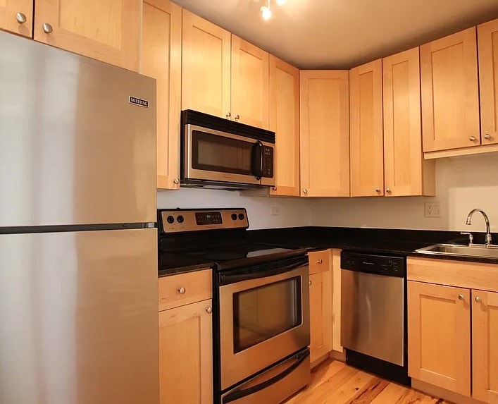 Building Photo - 3033 N Sheridan Rd