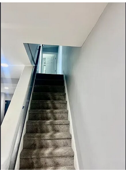 Building Photo - 820 W 7th St