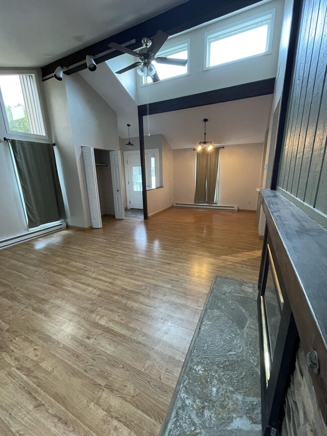 Building Photo - 385 Pheasant Pl