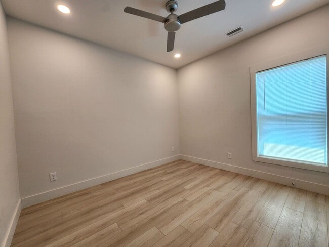 Building Photo - Gulf Shores 3/2.5 cottage