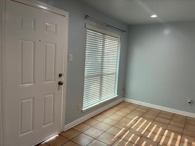 Building Photo - 425 S Oak St