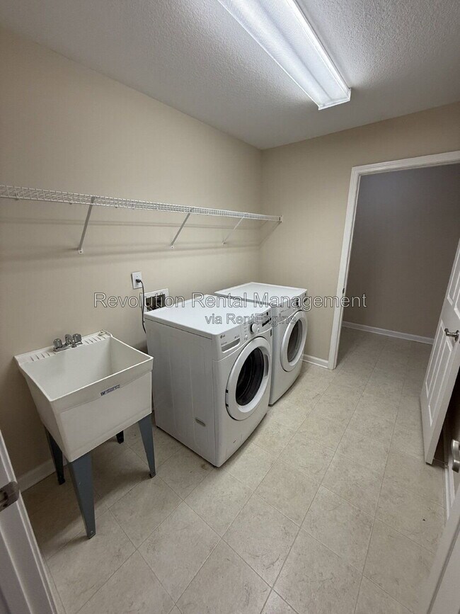 Building Photo - 302 Gladstone Dr