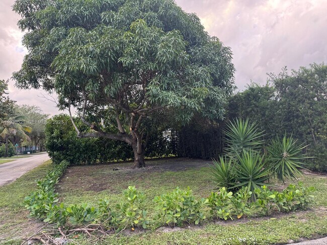 Building Photo - 985 NE 115th St