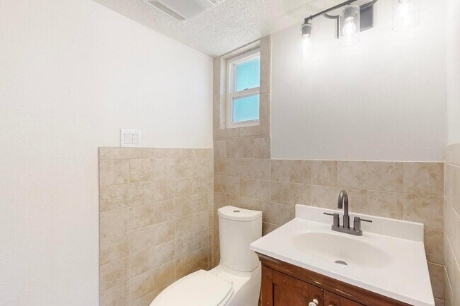 Building Photo - 2227 Inez Dr NE