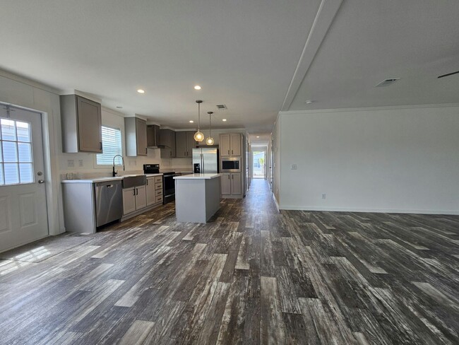 Building Photo - 6691 Hidden Oaks Dr