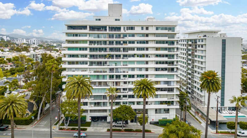 Building Photo - 838 N Doheny Dr