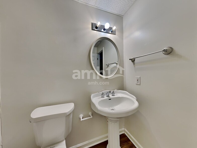 Building Photo - 2062 Spicers Ln