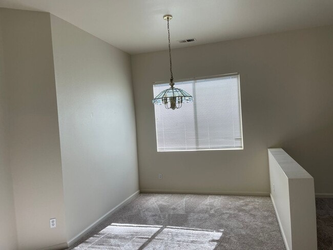 Building Photo - 3 bedroom 2 bath located in Double Diamond