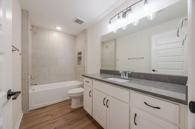 Building Photo - 1164 Fairway Dr