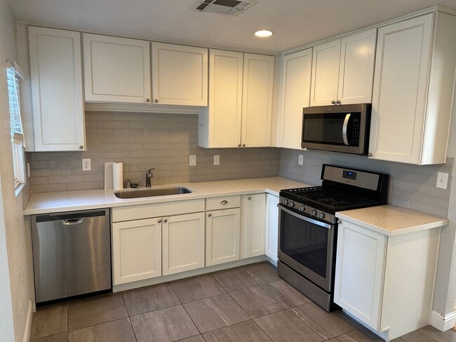 Building Photo - 204 Emerson Ave