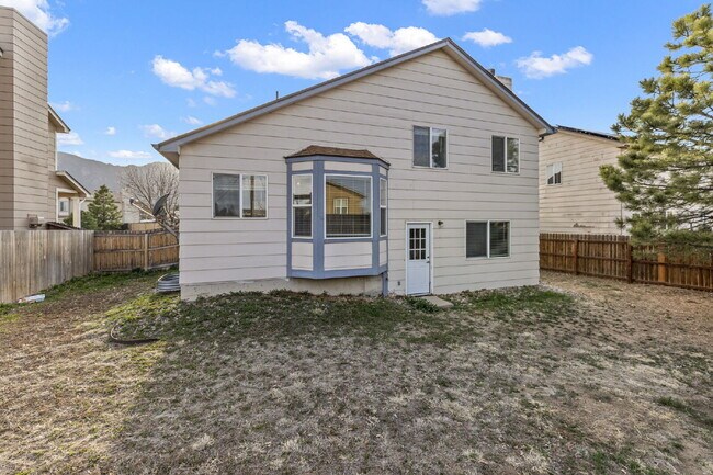 Building Photo - Convenient, Comfortable, and Close to Fort Carson and I-25! – 3BR Tri-Level in Colorado Springs!