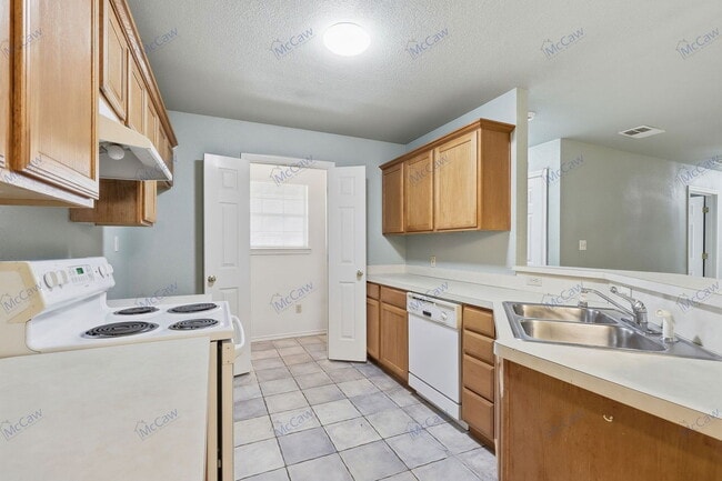 Building Photo - 702 N Walnut St