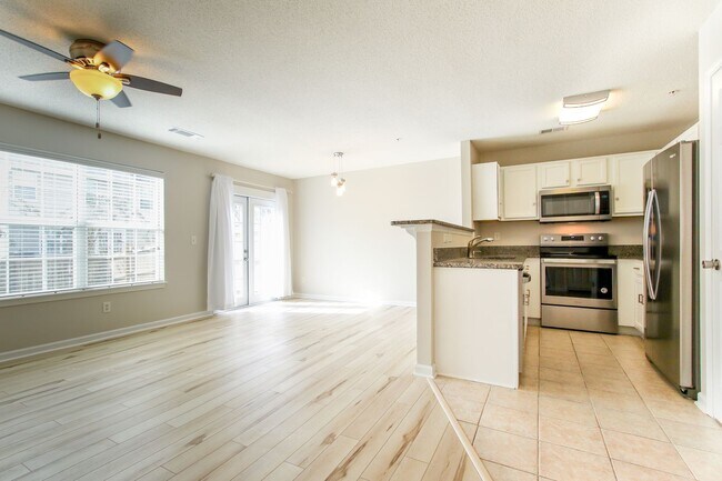 Building Photo - Enjoy this beautifully updated 3 Bed/3 Bat...