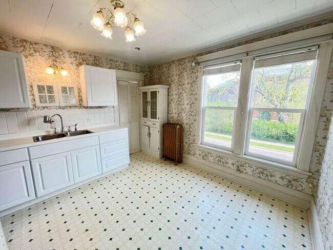 Building Photo - AVAILABLE JUNE - Upper 2 Bed 1 Bath Apt w/ Private Laundry