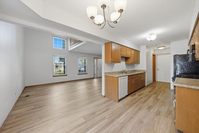 Building Photo - 16051 Laurel Dr
