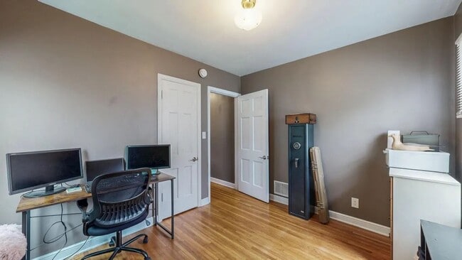 Building Photo - Welcome to this charming 2-bedroom, 1-bath...