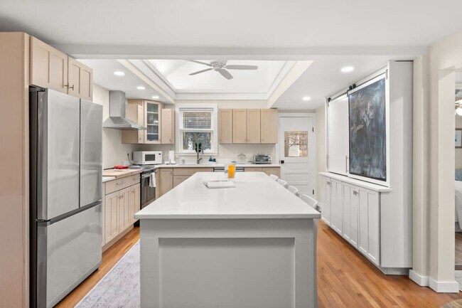 Building Photo - 29 Versailles Ave