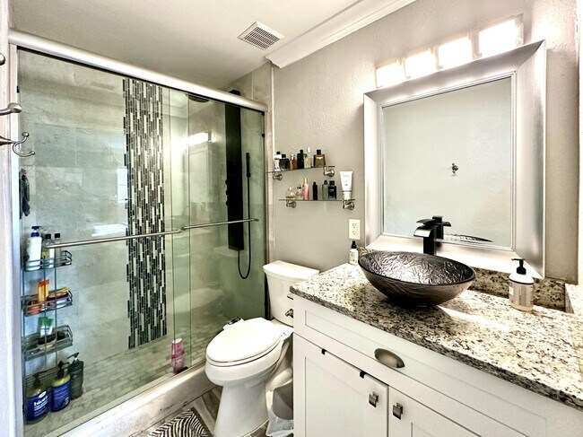 Building Photo - 2638 Gately Dr E