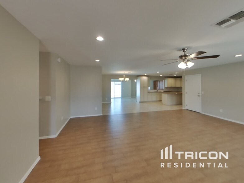 Building Photo - 9837 N 48th Ave