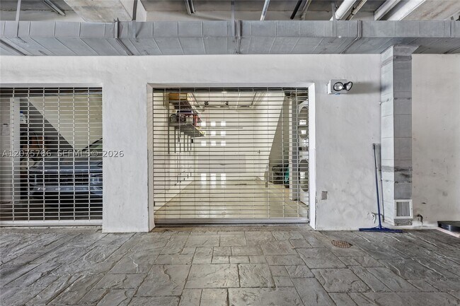 Building Photo - 204 13th St