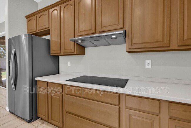 Building Photo - 1550 N Robin Ln